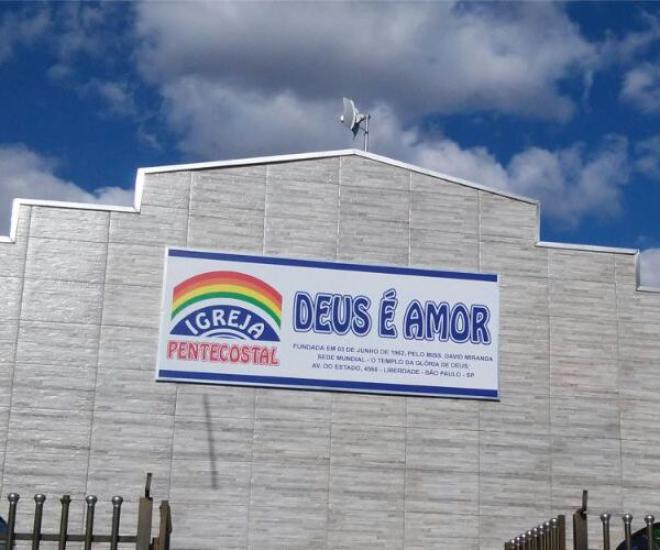 Fachada Deus Amor Emplaca